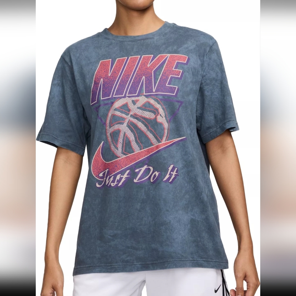 NWT Women's Nike Graphic Basketball T-Shirt